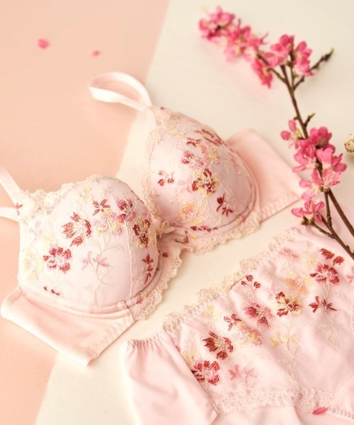 Triumph（トリンプ）の「天使のブラ 魔法のハリ感509 ブラジャー【B,C,D,E,Fカップ】TR509 WHU1（ブラジャー・レディース・ブラック/パープル/ピンク/イエロー・B70/C70/D70/B75/C65/C75/D65/D75/E65/E70/E75/F70/F75/E80/C80/D80）」の16枚目の写真