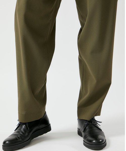 ETHOSENS（エトセンス）の「【ETHOSENS】ロープベルトテーパードトラウザー（スラックス・メンズ・カーキ・2/3）」の2枚目の写真