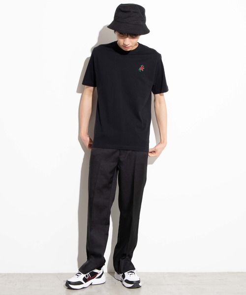 WEGO（ウィゴー）の「WEGO/バラ刺繍Tシャツ（Tシャツ/カットソー・メンズ・ブラック・SMALL/MEDIUM/LARGE）」の2枚目の写真