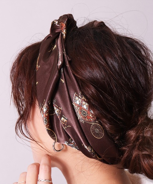 BAYBLO（ベイブロ）の「(CR)【ユニセックス】馬車 柄 プリント スカーフ[70cm×70cm]（バンダナ/スカーフ・レディース・ブラック/ネイビー/チョコ・ONE SIZE）」の2枚目の写真