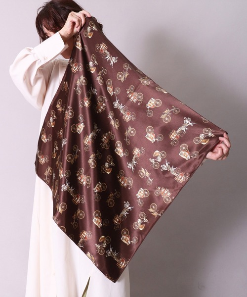 BAYBLO（ベイブロ）の「(CR)【ユニセックス】馬車 柄 プリント スカーフ[70cm×70cm]（バンダナ/スカーフ・レディース・ブラック/ネイビー/チョコ・ONE SIZE）」の4枚目の写真