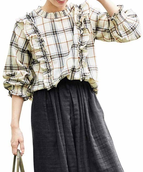 Live in comfort(リブインコンフォート)の「リブ イン コンフォート フリル遣いが華やかな 綿ネルチェックプルオーバー(シャツ/ブラウス・レディース・グレー/アイボリー/ブラック×ホワイト・MEDIUM/X-LARGE/LARGE/XX-LARGE)」の2枚目の写真