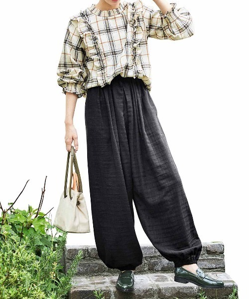 Live in comfort(リブインコンフォート)の「リブ イン コンフォート フリル遣いが華やかな 綿ネルチェックプルオーバー(シャツ/ブラウス・レディース・グレー/アイボリー/ブラック×ホワイト・MEDIUM/X-LARGE/LARGE/XX-LARGE)」の4枚目の写真