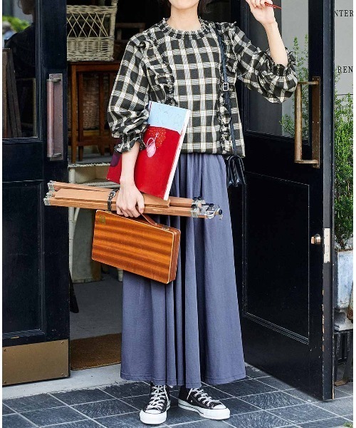 Live in comfort(リブインコンフォート)の「リブ イン コンフォート フリル遣いが華やかな 綿ネルチェックプルオーバー(シャツ/ブラウス・レディース・グレー/アイボリー/ブラック×ホワイト・MEDIUM/X-LARGE/LARGE/XX-LARGE)」の5枚目の写真