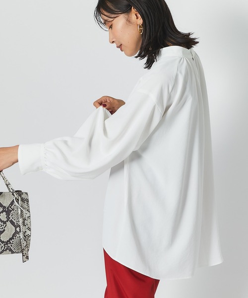 RIVE DROITE（リヴドロワ）の「ニュアンスのある表情が魅力の一枚　スタンドネックバックギャザーブラウス（シャツ/ブラウス・レディース・ネイビー/オフホワイト・FREE）」の3枚目の写真