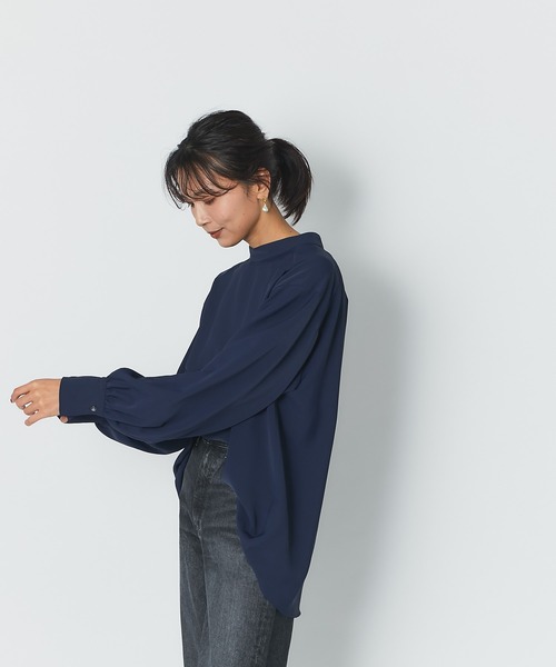 RIVE DROITE（リヴドロワ）の「ニュアンスのある表情が魅力の一枚　スタンドネックバックギャザーブラウス（シャツ/ブラウス・レディース・ネイビー/オフホワイト・FREE）」の4枚目の写真