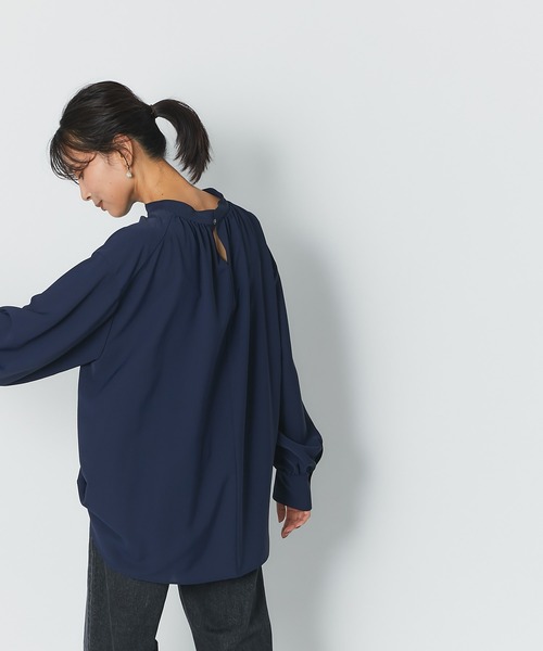 RIVE DROITE（リヴドロワ）の「ニュアンスのある表情が魅力の一枚　スタンドネックバックギャザーブラウス（シャツ/ブラウス・レディース・ネイビー/オフホワイト・FREE）」の18枚目の写真