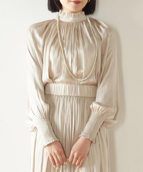 Tiara(ティアラ)の「ヴィンテージサテン2WAYブラウス(シャツ/ブラウス・レディース・グレー/アイボリー/ピンク系その他/シャーベット/ホワイト・FREE)」の3枚目の写真