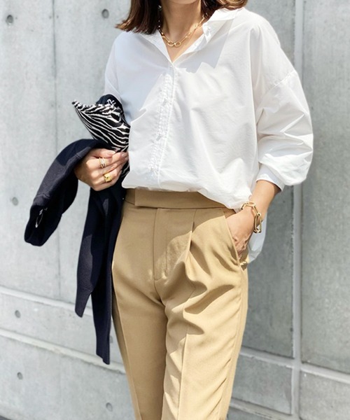 Emma Taylor（エマテイラー）の「【シルエット変更可！】パール釦オーバーサイズシャツ（シャツ/ブラウス・レディース・ホワイト/パープル/ネイビー/サックスブルー/オレンジ/グリーン/ダークネイビー/ベージュ/ピンク/ライトイエロー/ライトブルー/グレー/ライトグリーン/サックスブルー系/ベージュ系その他/ライトピンク/ベージュ系2/モカ/サックスブルー系2/ブルー系その他/ブラウン/ホワイト系その他/グレイッシュベージュ/クリーム・FREE）」の3枚目の写真