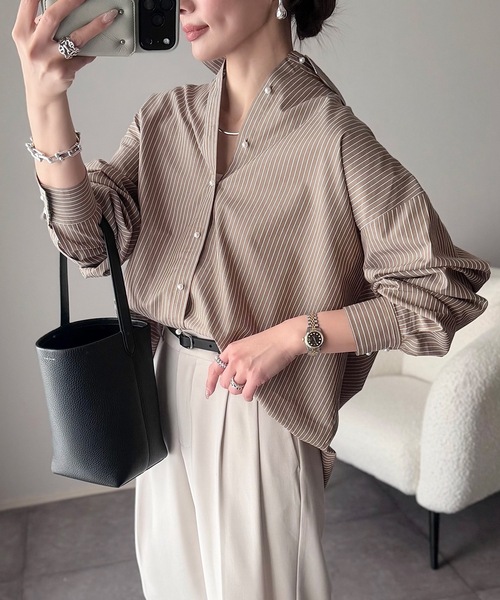 Emma Taylor（エマテイラー）の「【シルエット変更可！】パール釦オーバーサイズシャツ（シャツ/ブラウス・レディース・ホワイト/パープル/ネイビー/サックスブルー/オレンジ/グリーン/ダークネイビー/ベージュ/ピンク/ライトイエロー/ライトブルー/グレー/ライトグリーン/サックスブルー系/ベージュ系その他/ライトピンク/ベージュ系2/モカ/サックスブルー系2/ブルー系その他/ブラウン/ホワイト系その他/グレイッシュベージュ/クリーム・FREE）」の5枚目の写真