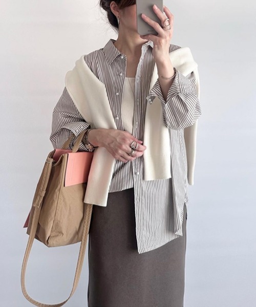 ♢新品♢ Emma Taylor パール釦キーネックプリーツ ブラウス シャツ Emma Taylor（エマテイラー）の「パール釦キーネックプリーツ