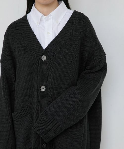 yuw（ユウ）の「UNISEX Vネックカーディガン 272076