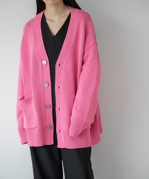 yuw（ユウ）の「UNISEX Vネックカーディガン 272076