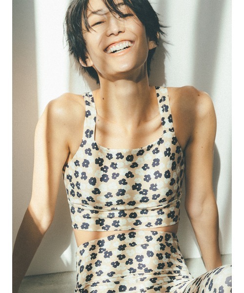 emmi(エミ)の「【emmi yoga】モダンペイントブラトップ(インナーウェア/肌着・レディース・ベージュ/ネイビー/レッド・1/0)」の2枚目の写真