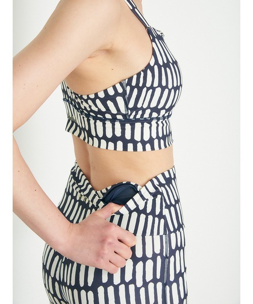 emmi(エミ)の「【emmi yoga】モダンペイントブラトップ(インナーウェア/肌着・レディース・ベージュ/ネイビー/レッド・1/0)」の12枚目の写真