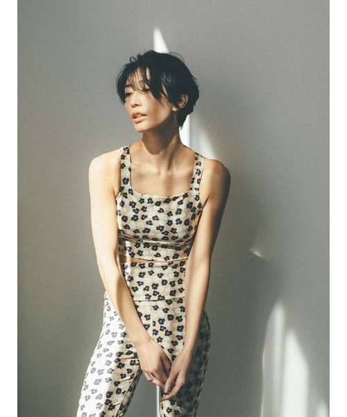 emmi(エミ)の「【emmi yoga】モダンペイントブラトップ(インナーウェア/肌着・レディース・ベージュ/ネイビー/レッド・1/0)」の4枚目の写真