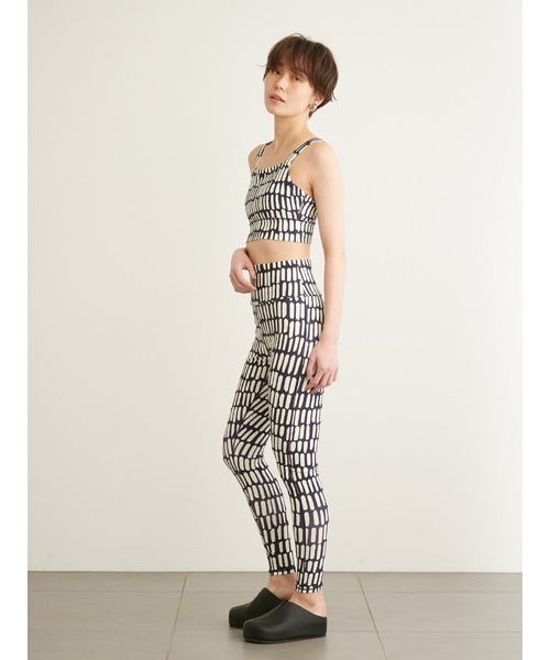 emmi(エミ)の「【emmi yoga】モダンペイントブラトップ(インナーウェア/肌着・レディース・ベージュ/ネイビー/レッド・1/0)」の8枚目の写真