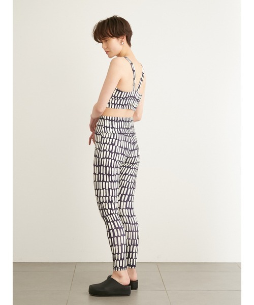 emmi(エミ)の「【emmi yoga】モダンペイントブラトップ(インナーウェア/肌着・レディース・ベージュ/ネイビー/レッド・1/0)」の15枚目の写真