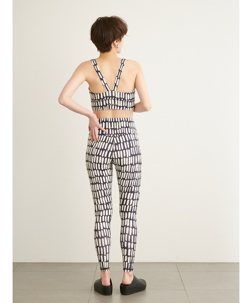 emmi(エミ)の「【emmi yoga】モダンペイントブラトップ(インナーウェア/肌着・レディース・ベージュ/ネイビー/レッド・1/0)」の21枚目の写真