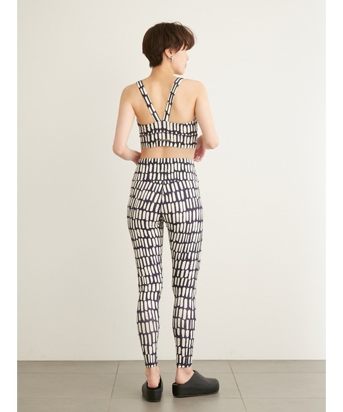 emmi(エミ)の「【emmi yoga】モダンペイントブラトップ(インナーウェア/肌着・レディース・ベージュ/ネイビー/レッド・1/0)」の9枚目の写真