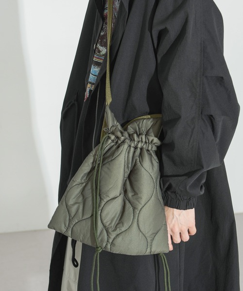 FOLLOWIN（フォロウィン）の「おしゃれデイリーキルティングクロスバック（ショルダーバッグ・レディース・ブラック/カーキ/ベージュ・ONE SIZE）」の3枚目の写真