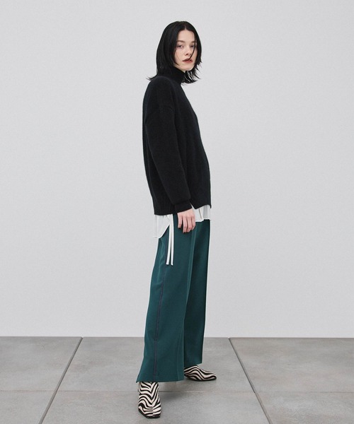 PUBLIC TOKYO(パブリックトウキョウ)の「テーピングバックスリットフレアパンツ(スラックス・レディース・ブラック/グリーン/アイボリー・1/2)」の6枚目の写真