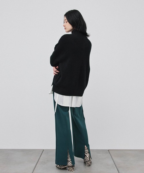 PUBLIC TOKYO(パブリックトウキョウ)の「テーピングバックスリットフレアパンツ(スラックス・レディース・ブラック/グリーン/アイボリー・1/2)」の7枚目の写真