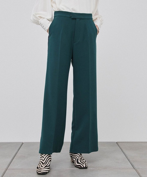 PUBLIC TOKYO(パブリックトウキョウ)の「テーピングバックスリットフレアパンツ(スラックス・レディース・ブラック/グリーン/アイボリー・1/2)」の8枚目の写真