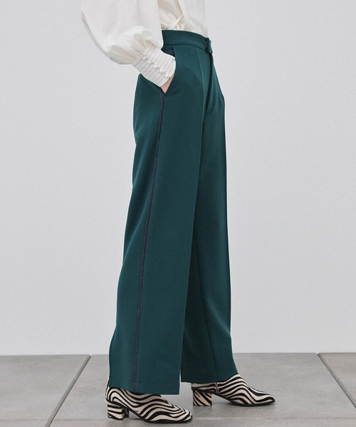 PUBLIC TOKYO(パブリックトウキョウ)の「テーピングバックスリットフレアパンツ(スラックス・レディース・ブラック/グリーン/アイボリー・1/2)」の9枚目の写真