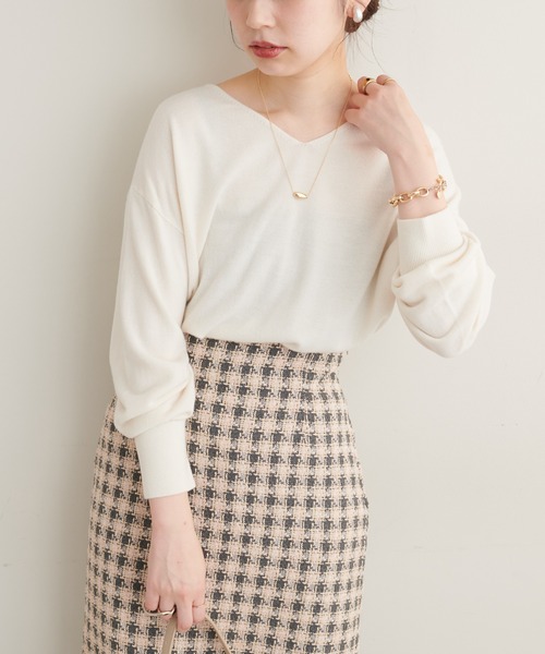 natural couture(ナチュラルクチュール)の「プチプラカシミアタッチVネックニット(ニット/セーター・レディース・ベージュ/ピンク/グリーン/ブラック/オフホワイト・FREE)」の2枚目の写真