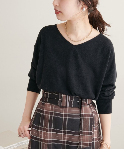 natural couture(ナチュラルクチュール)の「プチプラカシミアタッチVネックニット(ニット/セーター・レディース・ベージュ/ピンク/グリーン/ブラック/オフホワイト・FREE)」の3枚目の写真