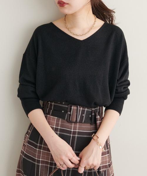 natural couture(ナチュラルクチュール)の「プチプラカシミアタッチVネックニット(ニット/セーター・レディース・ベージュ/ピンク/グリーン/ブラック/オフホワイト・FREE)」の20枚目の写真