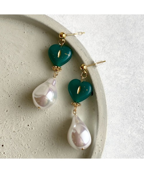 tone(トーン)の「【-lensa-】チェコハート×パールピアス(MA)(ピアス(両耳用)・レディース・グリーン・FREE)」の1枚目の写真