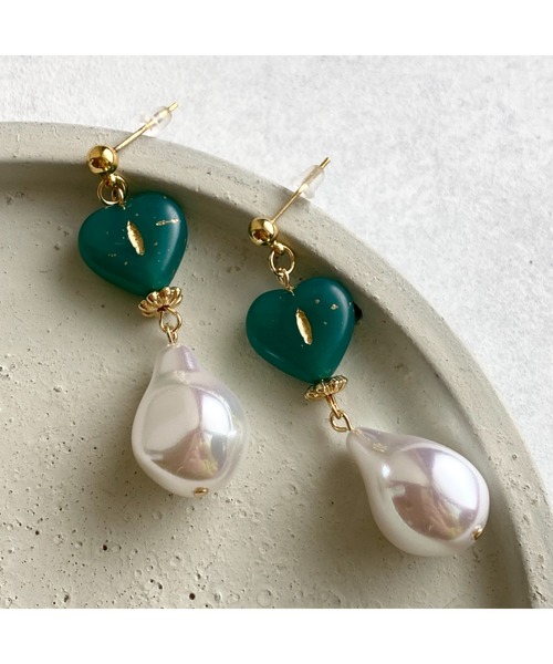 tone(トーン)の「【-lensa-】チェコハート×パールピアス(MA)(ピアス(両耳用)・レディース・グリーン・FREE)」の2枚目の写真