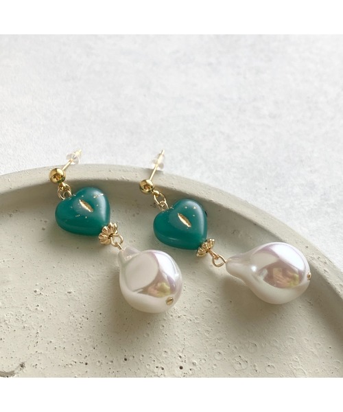 tone(トーン)の「【-lensa-】チェコハート×パールピアス(MA)(ピアス(両耳用)・レディース・グリーン・FREE)」の3枚目の写真
