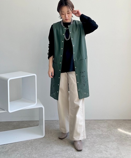 LHELBIE(レルビエ)の「カットワーク合成皮革ジャンスカジレ(ノーカラージャケット・レディース・モカ/グリーン/ブラック・M)」の4枚目の写真