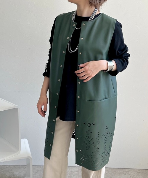 LHELBIE(レルビエ)の「カットワーク合成皮革ジャンスカジレ(ノーカラージャケット・レディース・モカ/グリーン/ブラック・M)」の5枚目の写真