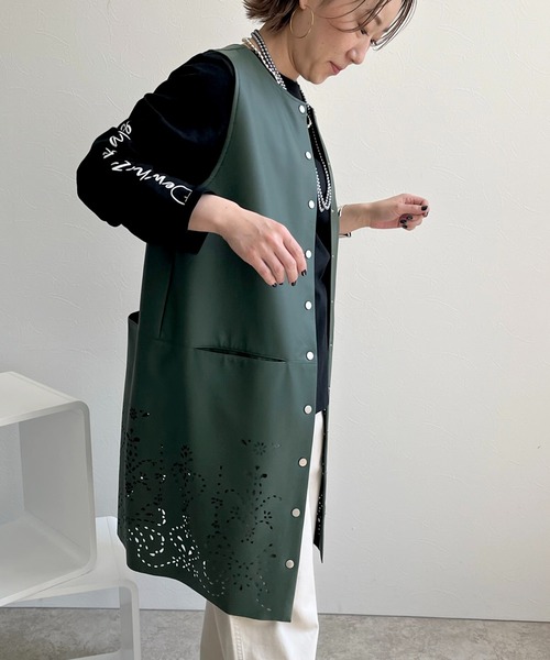 LHELBIE(レルビエ)の「カットワーク合成皮革ジャンスカジレ(ノーカラージャケット・レディース・モカ/グリーン/ブラック・M)」の7枚目の写真