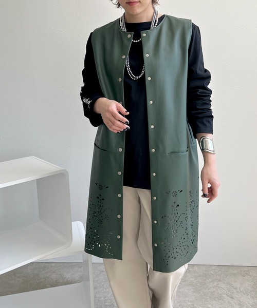 LHELBIE(レルビエ)の「カットワーク合成皮革ジャンスカジレ(ノーカラージャケット・レディース・モカ/グリーン/ブラック・M)」の8枚目の写真