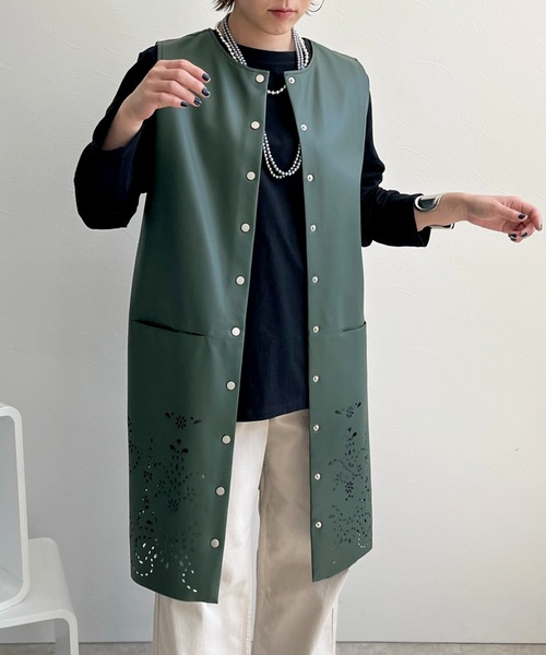 LHELBIE(レルビエ)の「カットワーク合成皮革ジャンスカジレ(ノーカラージャケット・レディース・モカ/グリーン/ブラック・M)」の9枚目の写真