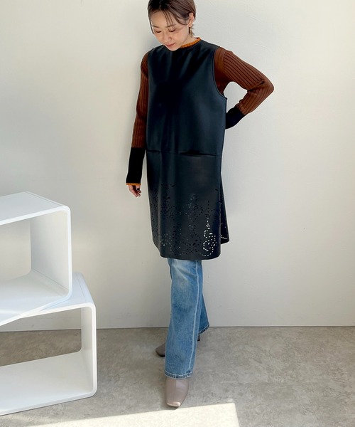 LHELBIE(レルビエ)の「カットワーク合成皮革ジャンスカジレ(ノーカラージャケット・レディース・モカ/グリーン/ブラック・M)」の12枚目の写真