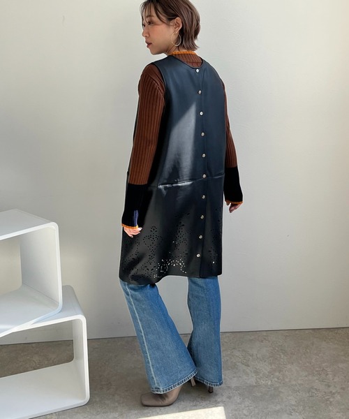 LHELBIE(レルビエ)の「カットワーク合成皮革ジャンスカジレ(ノーカラージャケット・レディース・モカ/グリーン/ブラック・M)」の13枚目の写真