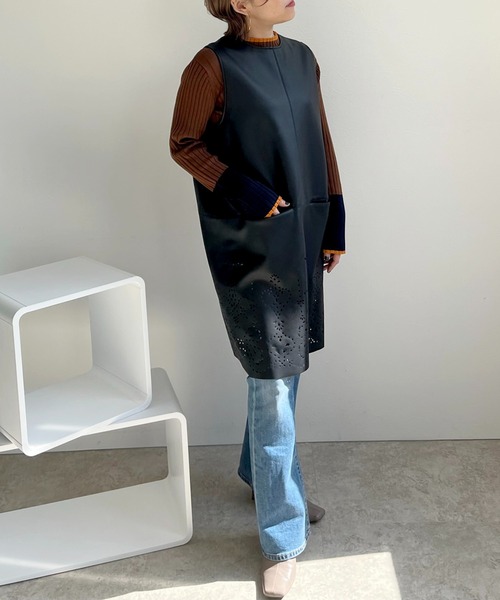 LHELBIE(レルビエ)の「カットワーク合成皮革ジャンスカジレ(ノーカラージャケット・レディース・モカ/グリーン/ブラック・M)」の14枚目の写真