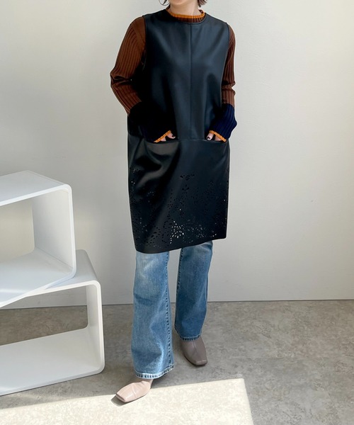 LHELBIE(レルビエ)の「カットワーク合成皮革ジャンスカジレ(ノーカラージャケット・レディース・モカ/グリーン/ブラック・M)」の15枚目の写真