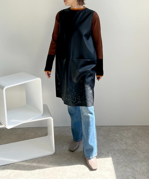 LHELBIE(レルビエ)の「カットワーク合成皮革ジャンスカジレ(ノーカラージャケット・レディース・モカ/グリーン/ブラック・M)」の16枚目の写真