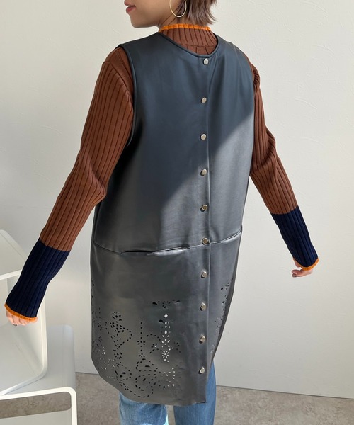 LHELBIE(レルビエ)の「カットワーク合成皮革ジャンスカジレ(ノーカラージャケット・レディース・モカ/グリーン/ブラック・M)」の19枚目の写真
