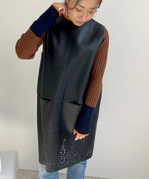LHELBIE(レルビエ)の「カットワーク合成皮革ジャンスカジレ(ノーカラージャケット・レディース・モカ/グリーン/ブラック・M)」の20枚目の写真