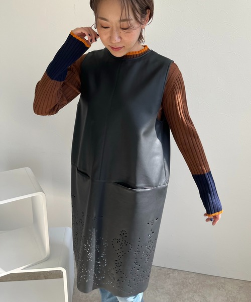LHELBIE(レルビエ)の「カットワーク合成皮革ジャンスカジレ(ノーカラージャケット・レディース・モカ/グリーン/ブラック・M)」の21枚目の写真