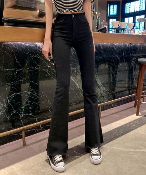 LADY LIKE(レディライク)の「裾フリンジフレアーデニム(デニムパンツ・レディース・サックスブルー/ブラック/ダークグレー・S/M/L)」の5枚目の写真