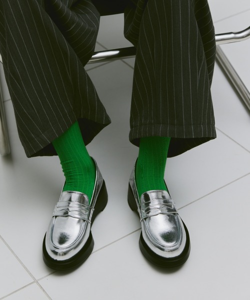 un/neu（アンノイ）の「トラックソールボリュームローファー / 厚底ローファー（ローファー・レディース・ブラック/シルバー・M/L/S）」の3枚目の写真